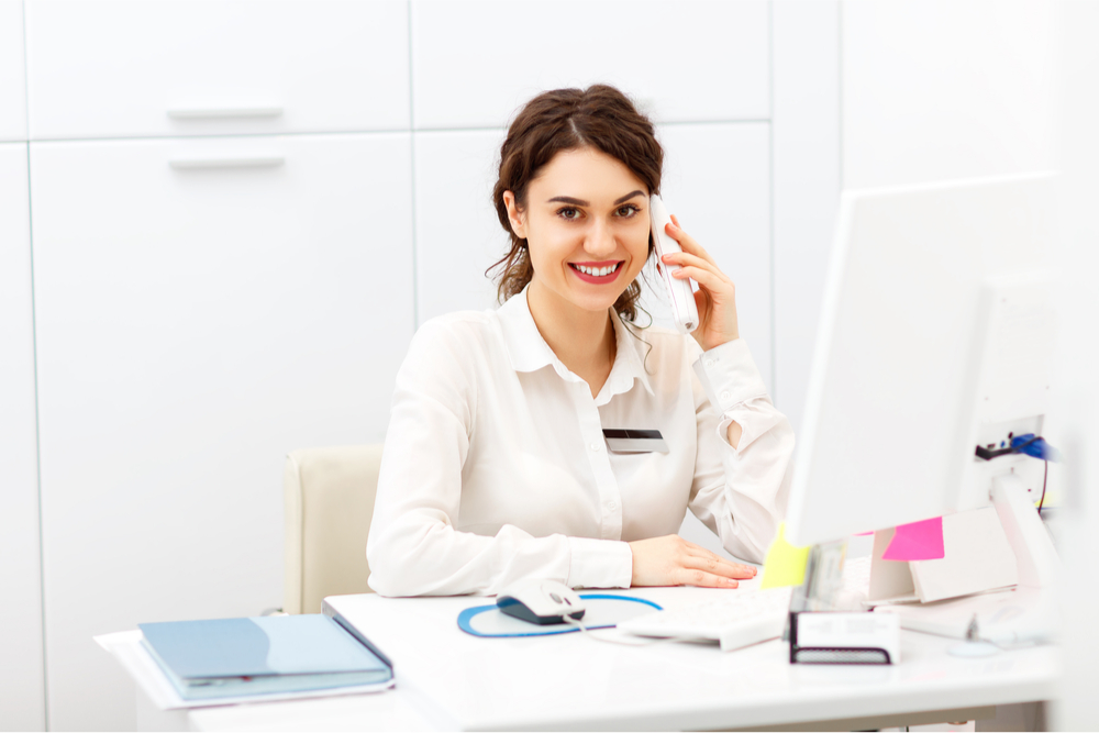 hopital-worker-talking-with-patient-phone